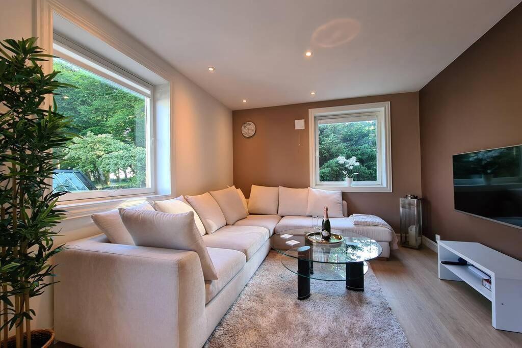 Bright And Modern 2-bedroom Apartment, Near Center, Best Location